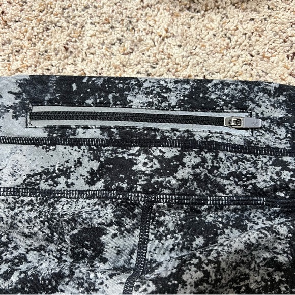 Athleta Splatter Be Free Knicker Cropped Leggings—S - Picture 9 of 12